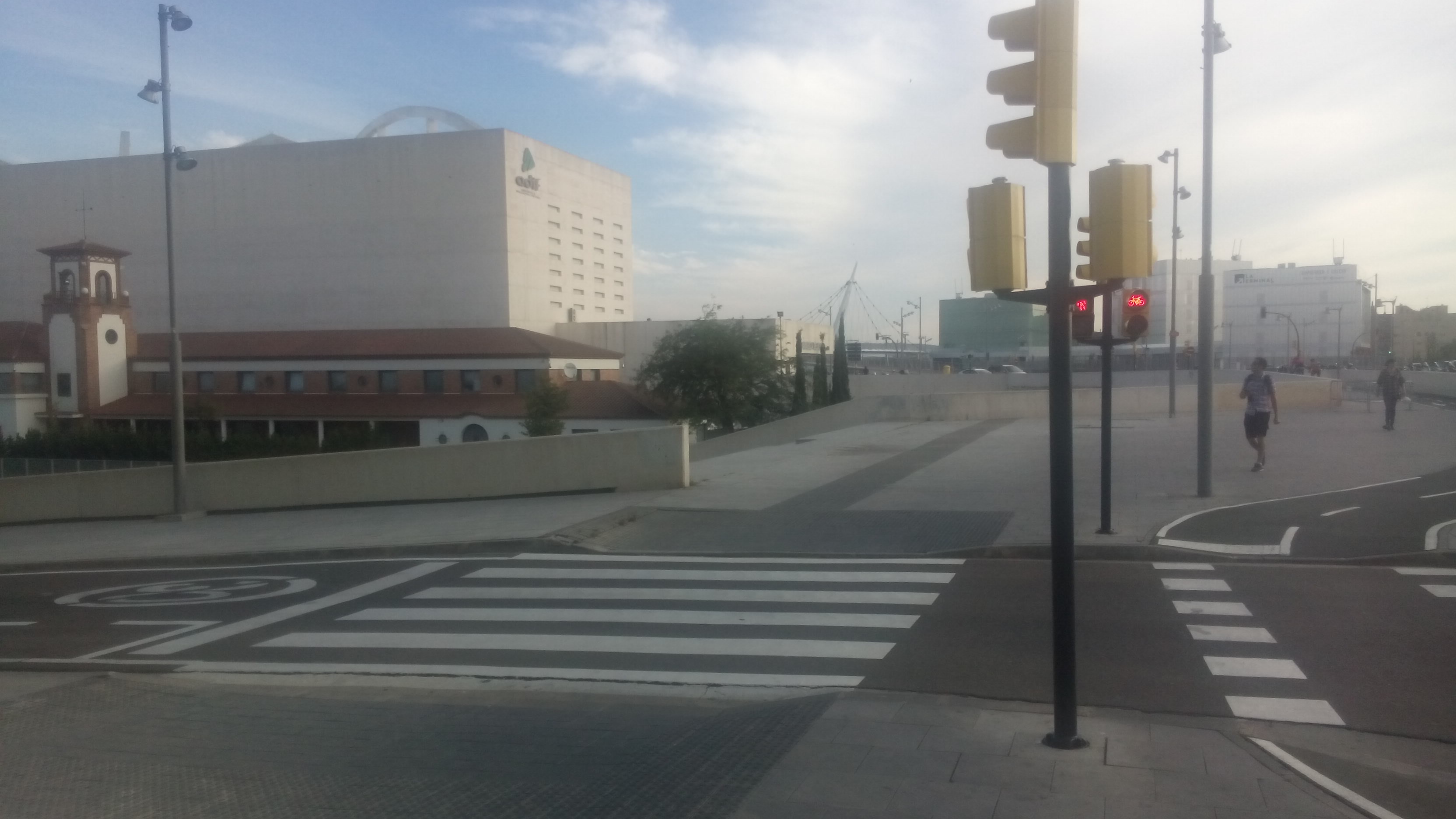 Cruce de peatones frente a la estación de Delicias, con rampas, pavimento táctil, semáforos acústicos y cruce de bicicletas (Fuente: CCM)
